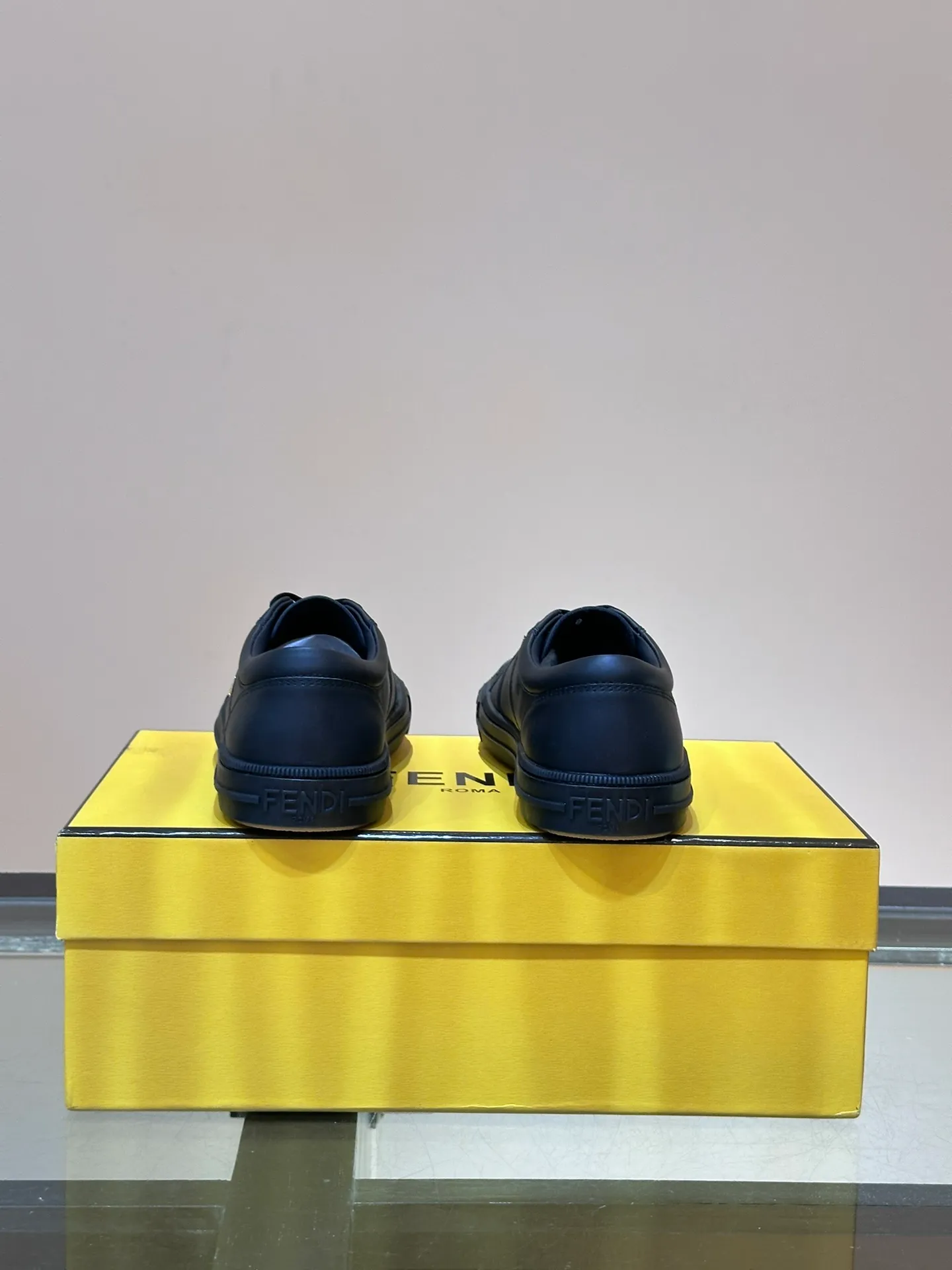 Men's Men's Shoes 💰380 [New Style] 🍿🍿Fendi Fendi Casual Sneakers Skateboard Shoes, the new Domino sneakers have become a favorite shoe. For those who want to create a simple and FENDI-characteristic look, this shoe is the perfect choice. Because this sneaker is one of the most cost-effective among FENDI's entry-level sneakers, it provides a great opportunity to attract and attract all customers who love easy and comfortable everyday sneakers. Size: 38-45 (men’s size 38.45 customized)